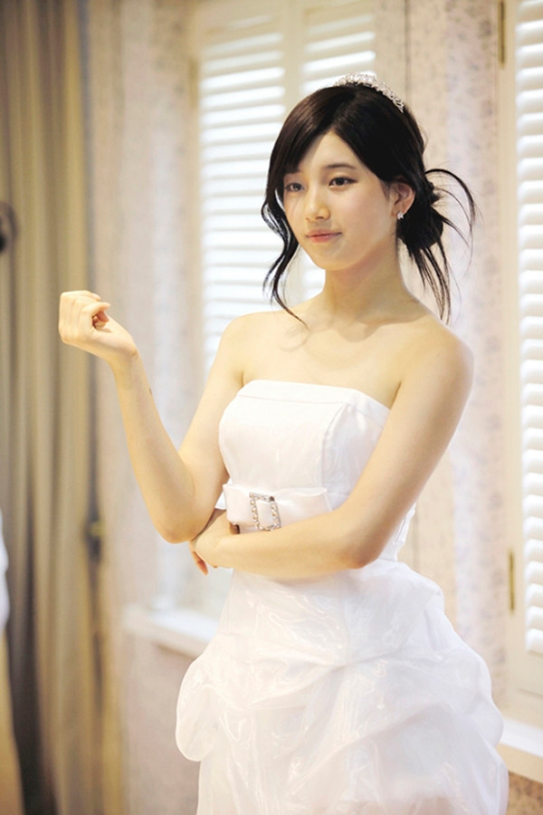 Vẻ ngoài xinh đẹp cộng với trang phục cô dâu đẹp mắt đã giúp Jang Ma Ri ghi điểm trong lòng khán giả. Vẻ ngoài xinh đẹp cộng với trang phục cô dâu đẹp mắt đã giúp Jang Ma Ri ghi điểm trong lòng khán giả.