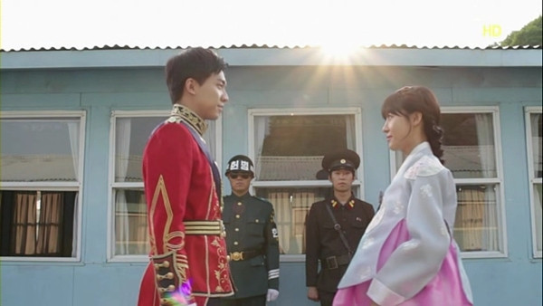 Ha Ji Won với trang phục cưới truyền thống trong bộ Hanbok cổ truyền của xứ Kim Chi. Ha Ji Won với trang phục cưới truyền thống trong bộ Hanbok cổ truyền của xứ Kim Chi.