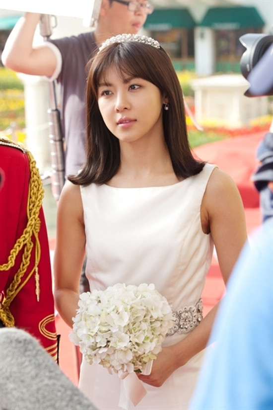Đã nữ Ha Ji Won có cơ hội được diện trang phục cưới với 2 phong cách hiện đại và cổ điển trong phim "The King 2 Hearts". Đã nữ Ha Ji Won có cơ hội được diện trang phục cưới với 2 phong cách hiện đại và cổ điển trong phim "The King 2 Hearts".