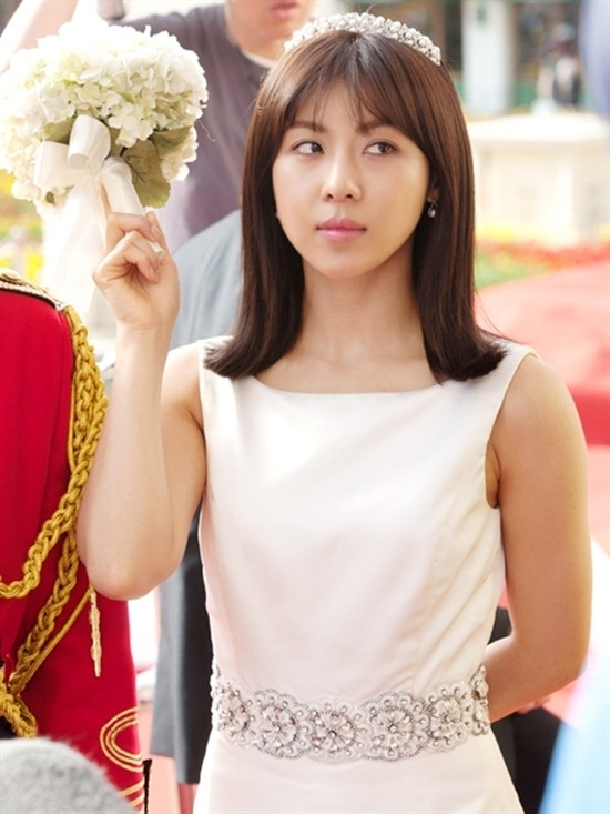Ha Ji Won dù trong trang phục cô dâu nhưng vẫn không giấu được chất "đả nữ" của cô. Ha Ji Won dù trong trang phục cô dâu nhưng vẫn không giấu được chất "đả nữ" của cô.