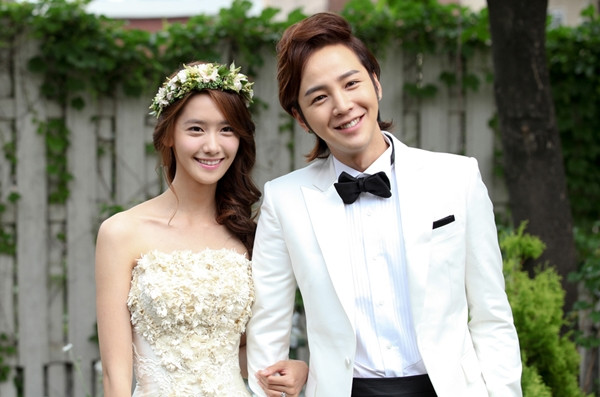 Cô dâu Yoona rạng rỡ bên cạnh chú rể Jang Geun Suk. Cô dâu Yoona rạng rỡ bên cạnh chú rể Jang Geun Suk.