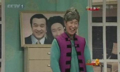 Lâm Vĩnh Kiện với phong cách một bà lão.