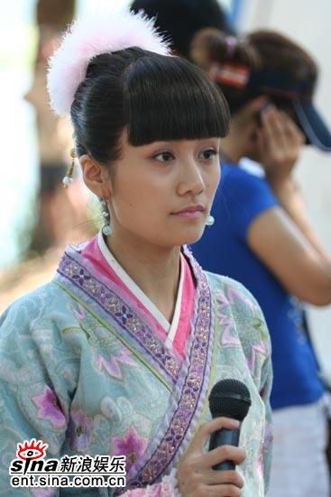 Lưu Vân có đôi mắt to tròn, thể hiện sự ngây thơ thuần chân của Tiểu Quận chúa đặc biệt cảm động. Trong nguyên tác đặc biệt nhấn mạnh khẩu âm Vân Nam mềm mại của Tiểu Quận chúa, thanh âm trong trẻo thánh thót, đó cũng là nguyên nhân Tiểu Bảo ép cô gọi hắn là “Hảo ca ca”, chỉ vì ba chữ “Hảo ca ca” gọi ra từ miệng của Tiểu Quận chúa đặc biệt rất bùi tai rất dễ chịu. Lưu Vân có đôi mắt to tròn, thể hiện sự ngây thơ thuần chân của Tiểu Quận chúa đặc biệt cảm động. Trong nguyên tác đặc biệt nhấn mạnh khẩu âm Vân Nam mềm mại của Tiểu Quận chúa, thanh âm trong trẻo thánh thót, đó cũng là nguyên nhân Tiểu Bảo ép cô gọi hắn là “Hảo ca ca”, chỉ vì ba chữ “Hảo ca ca” gọi ra từ miệng của Tiểu Quận chúa đặc biệt rất bùi tai rất dễ chịu.