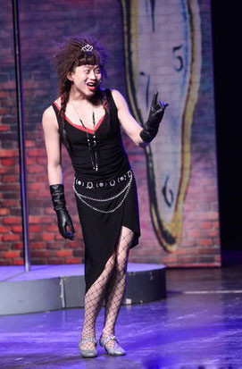 Đặng Siêu gợi cảm không kém một phụ nữ thực thụ.