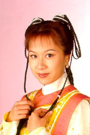 Mộc Kiếm Bình do Quảng Văn Giản thể hiện, TVB sản xuất 1998. Tiểu Quận chúa phiên bản này giọng nói nhỏ nhẹ từ tốn, ngoài vẻ ngây thơ còn thêm mấy phần khờ khạo. Thật ra trong truyện Tiểu Quận chúa chỉ chưa thạo việc đời, nhưng Tiểu Bảo đảo mắt một cái, cô liền nhìn ra hắn đang giở trò, có thể thấy cô vẫn là một tiểu a đầu thông minh, chỉ là gặp phải tên tiểu nhân tinh Tiểu Bảo mà thôi. Mộc Kiếm Bình do Quảng Văn Giản thể hiện, TVB sản xuất 1998. Tiểu Quận chúa phiên bản này giọng nói nhỏ nhẹ từ tốn, ngoài vẻ ngây thơ còn thêm mấy phần khờ khạo. Thật ra trong truyện Tiểu Quận chúa chỉ chưa thạo việc đời, nhưng Tiểu Bảo đảo mắt một cái, cô liền nhìn ra hắn đang giở trò, có thể thấy cô vẫn là một tiểu a đầu thông minh, chỉ là gặp phải tên tiểu nhân tinh Tiểu Bảo mà thôi.