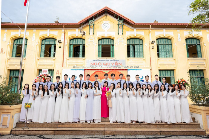 Đoàn Việt Anh chụp ảnh lưu niệm cùng các bạn học sinh trong lớp (Ảnhh: NVCC) 2.Việt Anh thừa nhận, có được kết quả hôm nay nhờ sự góp sức, giúp đỡ của thầy cô, gia đình và đặc biệt cô giáo chủ nhiệm Nguyễn Thị Thu Hà đã viết thư giới thiệu mình.jpg