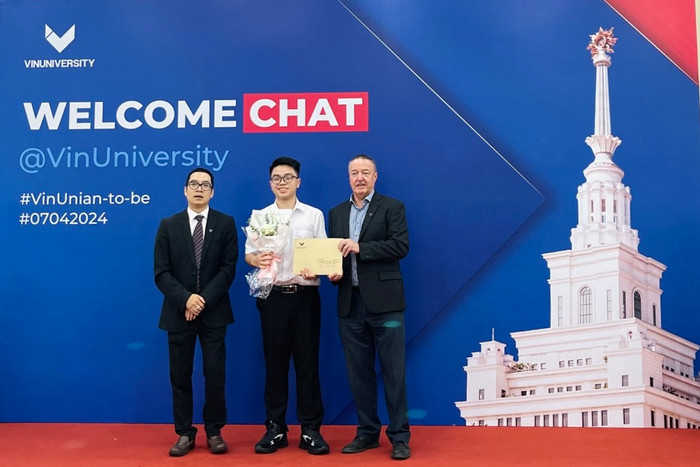 Đoàn Việt Anh giành được học bổng 1,9 tỷ đồng từ Trường Đại học VinUni (Ảnh:NVCC) 4. Nhận học bổng VinUni.JPEG