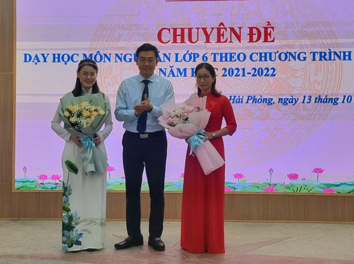 Giám đốc Sở Giáo dục và Đào tạo Bùi Văn Kiệm tặng hoa cho hai giáo viên thực hiện tiết dạy minh họa môn Ngữ văn lớp 6 (Ảnh: Phương Linh) Giám đốc Sở Giáo dục và Đào tạo Bùi Văn Kiệm tặng hoa cho hai giáo viên thực hiện tiết dạy minh họa môn Ngữ văn lớp 6 (Ảnh: Phương Linh)