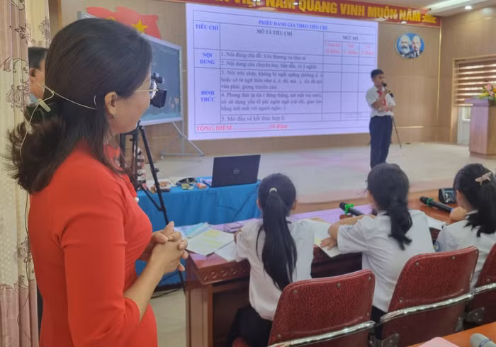 Học sinh tổ chức thi kể chuyện và cô giáo trở thành khách mời (Ảnh: Phương Linh)