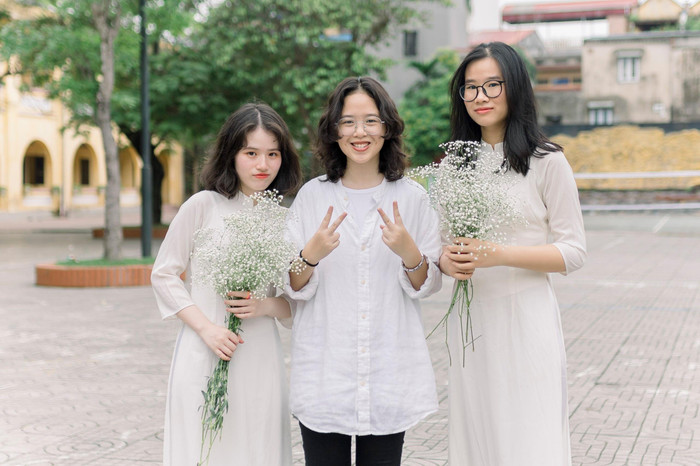 "Mặc dù có thế mạnh về các môn xã hội nhưng đối với các môn học khác em luôn học nghiêm túc và không bỏ sót kiến thức nào" Thanh Tú (ngoài cùng bên trái) chia sẻ (Ảnh: NVCC) "Mặc dù có thế mạnh về các môn xã hội nhưng đối với các môn học khác em luôn học nghiêm túc và không bỏ sót kiến thức nào" Thanh Tú (ngoài cùng bên trái) chia sẻ (Ảnh: NVCC)