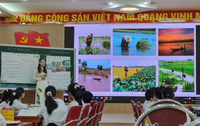 Cô giáo Thủy giới thiệu về đặc trưng vùng miền, nét đẹp văn hóa của Đồng Tháp Mười (Ảnh: Phương Linh) Cô giáo Thủy giới thiệu về đặc trưng vùng miền, nét đẹp văn hóa của Đồng Tháp Mười (Ảnh: Phương Linh)