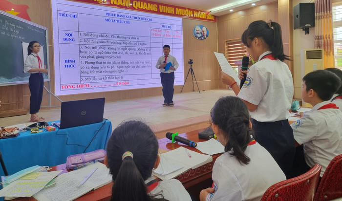 Phần trình bày được chính các bạn trong lớp nhận xét, góp ý và chấm điểm (Ảnh: Phương Linh) Phần trình bày được chính các bạn trong lớp nhận xét, góp ý và chấm điểm (Ảnh: Phương Linh)