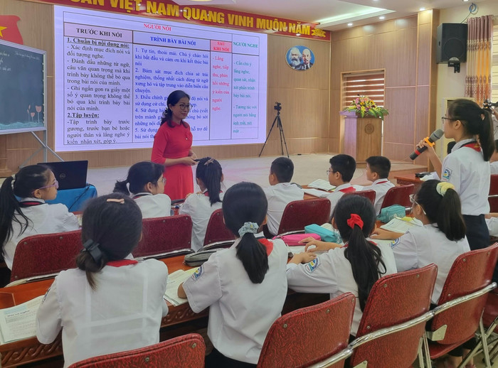 Cô giáo Ngọc truyền tải những yêu cầu đối với người nói và người nghe để trình bày vấn đề tốt nhất (Ảnh: Phương Linh) Cô giáo Ngọc truyền tải những yêu cầu đối với người nói và người nghe để trình bày vấn đề tốt nhất (Ảnh: Phương Linh)