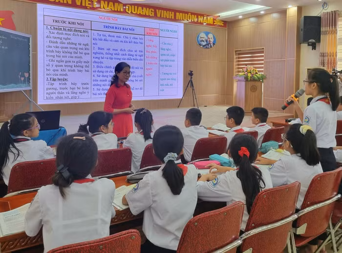 Cô giáo Ngọc truyền tải những yêu cầu đối với người nói và người nghe để trình bày vấn đề tốt nhất (Ảnh: Phương Linh)