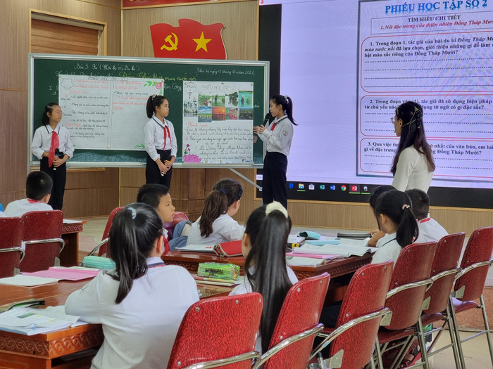 Học sinh chủ động chuẩn bị, tìm hiểu về tác giả, tác phẩm trước từ ở nhà rồi đưa ra thảo luận trên lớp (Ảnh: Phương Linh) Học sinh chủ động chuẩn bị, tìm hiểu về tác giả, tác phẩm trước từ ở nhà rồi đưa ra thảo luận trên lớp (Ảnh: Phương Linh)