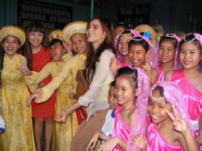 Được biết, ngoài việc làm người mẫu và ca hát, Khang Nhã Thy cũng là một người có những hoạt động từ thiện. Khang Nhã Thi chụp ảnh cùng các em nhỏ mồ côi trong một lần đi từ thiện ở cô nhi viện Bé Thơ