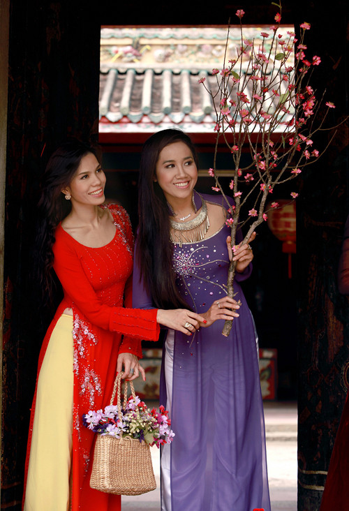 Khang Nhã Thy mặc áo dài đỏ chụp ảnh cùng "má mì" Mỹ Xuân trong dịp tết