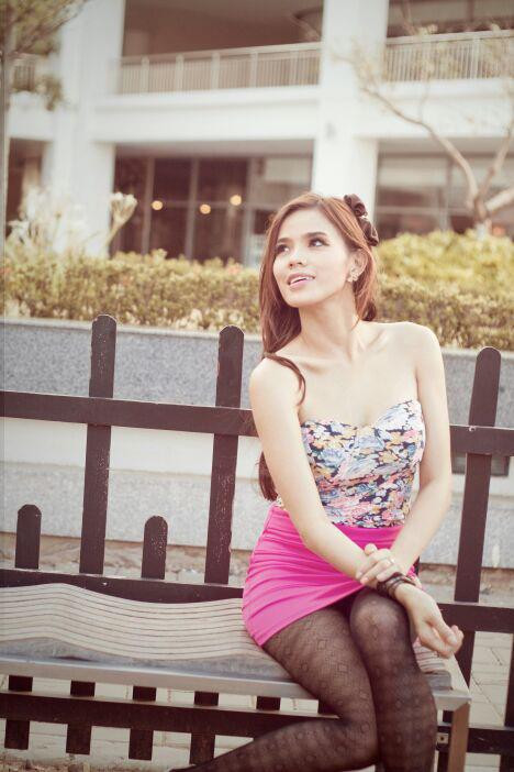 .Cô cũng là một người mẫu, ca sĩ được đánh giá là năng động với những phong cách biểu diễn riêng biệt