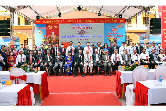 Ông Lê Văn Thành, Bí thư Thành ủy Hải Phòng chụp ảnh lưu niệm cùng các thế hệ nhà giáo Trường Trung học phổ thông Tô Hiệu. (Ảnh: CTV) Ông Lê Văn Thành, Bí thư Thành ủy Hải Phòng chụp ảnh lưu niệm cùng các thế hệ nhà giáo Trường Trung học phổ thông Tô Hiệu. (Ảnh: CTV)