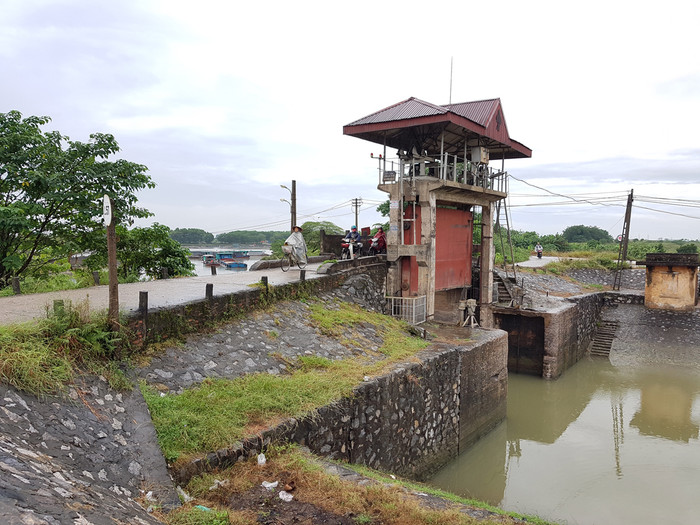 Cống Âu Thuyền xây dựng từ năm 1958, hiện đã xuống cấp nghiêm trọng, cần sửa chữa hoặc thay mới (Ảnh: Lã Tiến)