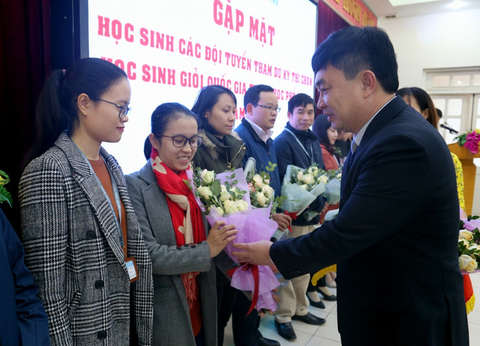 Lãnh đạo tỉnh Quảng Ninh tặng hoa động viên các thầy cô giáo, học sinh trước kỳ thi học sinh giỏi quốc gia 2019 (Ảnh: CTV)