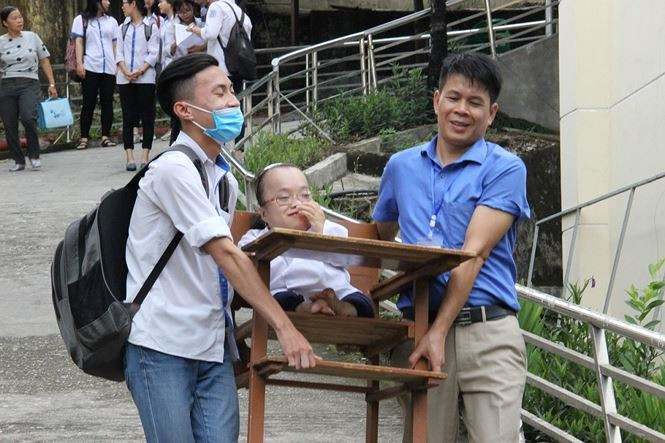 Thương được thầy cô và các bạn hỗ trợ đưa tới phòng thi. Thương được thầy cô và các bạn hỗ trợ đưa tới phòng thi.