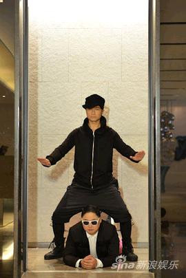 Cổ Cự Cơ (trên) và Tiền Quốc Vỹ trong MV "HongKong Style". Ảnh. Sina.