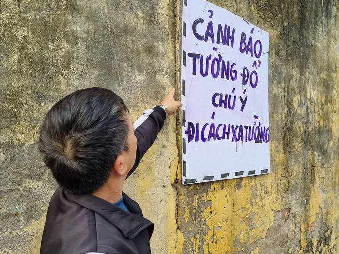 Để bảo đảm an toàn cho người qua lại, người dân treo biển cảnh báo (Ảnh: Phương Linh) Để bảo đảm an toàn cho người qua lại, người dân treo biển cảnh báo (Ảnh: Phương Linh)