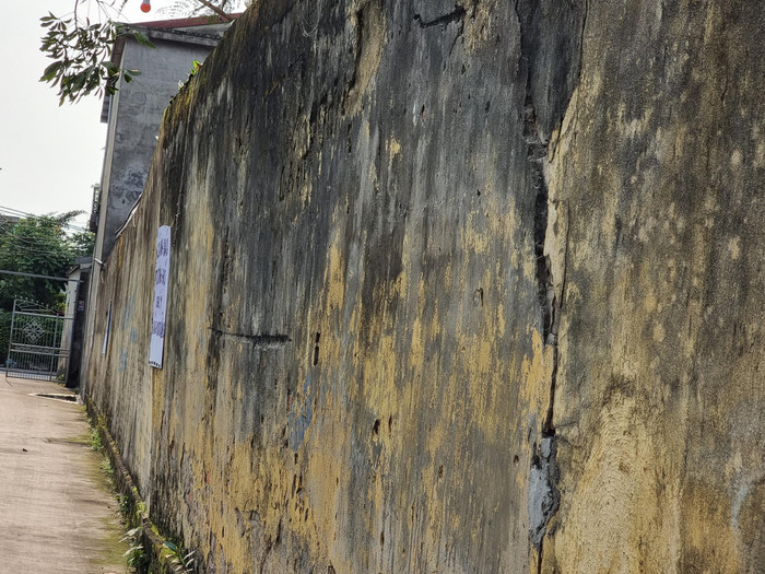 Tường xuất hiện nhiều vết nứt dài, có nguy cơ đổ sập bất cứ lúc nào (Ảnh: Phương Linh) Tường xuất hiện nhiều vết nứt dài, có nguy cơ đổ sập bất cứ lúc nào (Ảnh: Phương Linh)