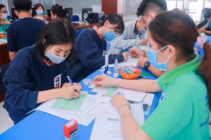 Thí sinh đăng ký xét tuyển bằng học bạ vào Trường Đại học Công nghiệp thực phẩm Thành phố Hồ Chí Minh những năm trước (ảnh minh hoạ: NTCC)