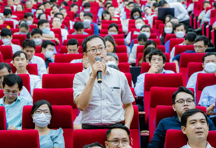 Một đại biểu đặt câu hỏi tại hội nghị (ảnh: Phương Huyền) Một đại biểu đặt câu hỏi tại hội nghị (ảnh: Phương Huyền)