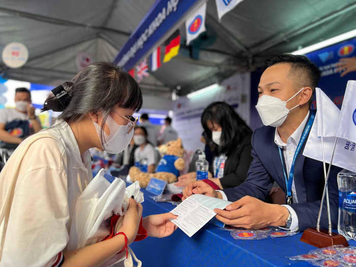 Thí sinh tìm hiểu thông tin tuyển sinh năm 2022 về trường Đại học Khoa học Xã hội và Nhân văn - Đại học Quốc gia Thành phố Hồ Chí Minh Thí sinh tìm hiểu thông tin tuyển sinh năm 2022 về trường Đại học Khoa học Xã hội và Nhân văn - Đại học Quốc gia Thành phố Hồ Chí Minh