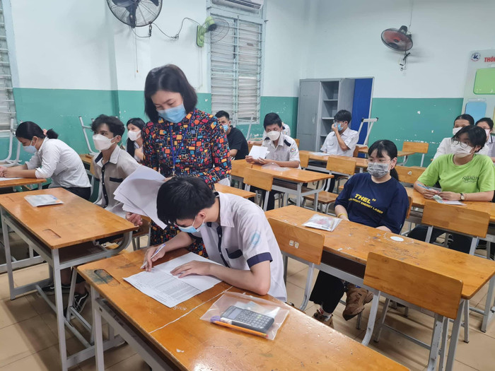 Thí sinh dò lại thông tin cá nhân trong buổi đến làm thủ tục (ảnh: Lê Phương) Thí sinh dò lại thông tin cá nhân trong buổi đến làm thủ tục (ảnh: Lê Phương)