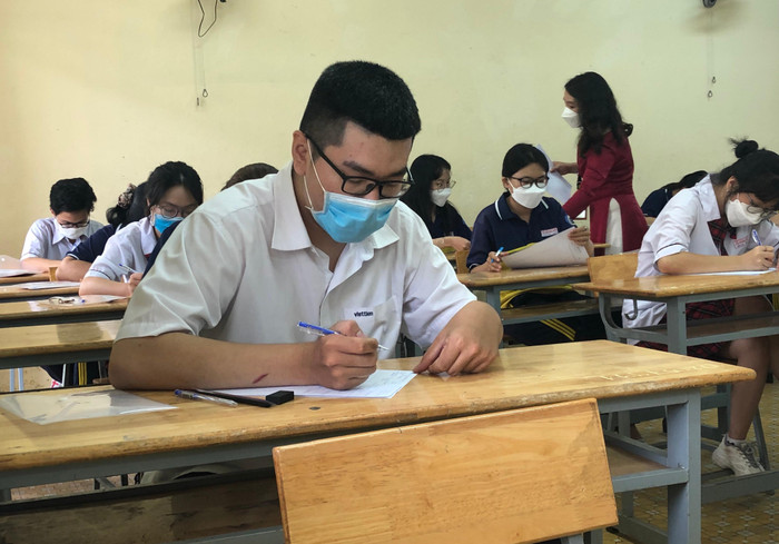 Thí sinh thi tốt nghiệp trung học phổ thông năm 2022 để lấy kết quả xét tuyển vào đại học (Ảnh:L.P) Thí sinh thi tốt nghiệp trung học phổ thông năm 2022 để lấy kết quả xét tuyển vào đại học (Ảnh:L.P)