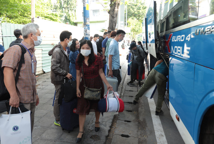 Cán bộ, giảng viên Trường Đại học Luật Thành phố Hồ Chí Minh xếp hành lý để di chuyển đến Bình Thuận làm nhiệm vụ kiểm tra thi tốt nghiệp trung học phổ thông (ảnh: NTCC)