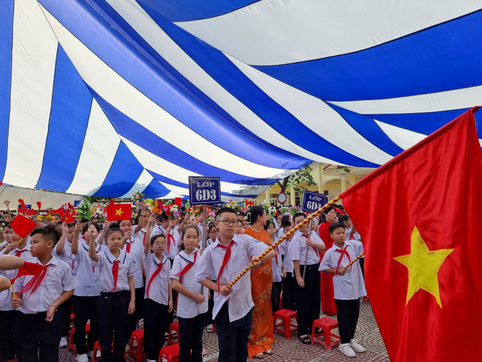 Học sinh Trường Trung học cơ sở Đà Nẵng (quận Ngô Quyền) khai giảng năm học mới (Ảnh: LT)