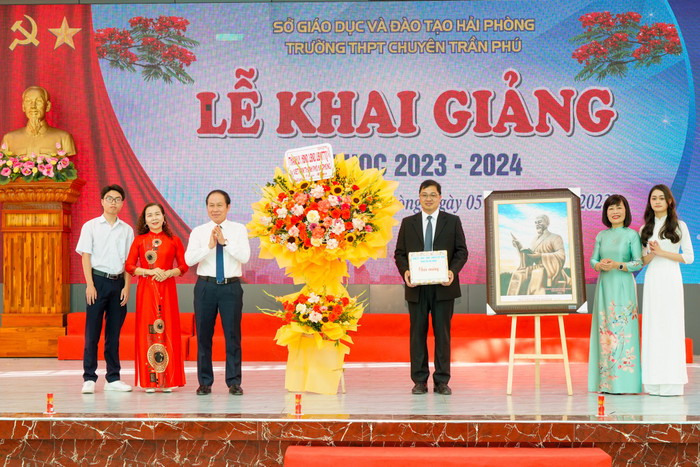 Ông Lê Tiến Châu - Bí thư Thành uỷ Hải Phòng tặng hoa chúc mừng Trường Trung học phổ thông chuyên Trần Phú (Ảnh: LT)