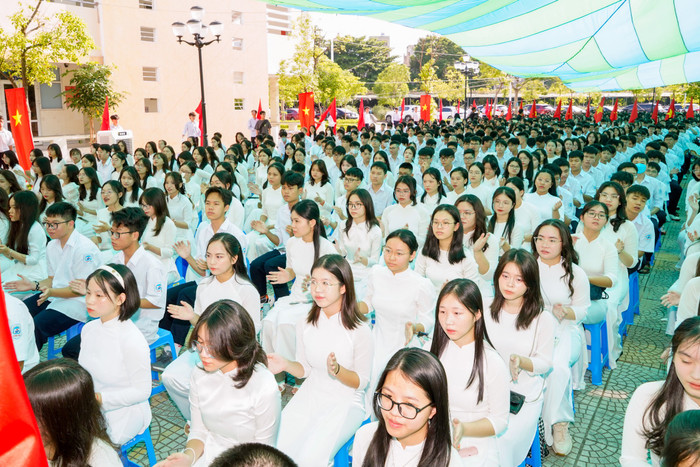 Học sinh Trường Trung học phổ thông chuyên Trần Phú hân hoan chào đón năm học mới (Ảnh: LT)