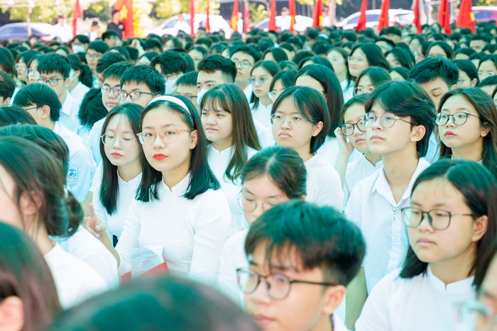 Học sinh Trường Trung học phổ thông chuyên Trần Phú hân hoan chào đón năm học mới (Ảnh: LT)