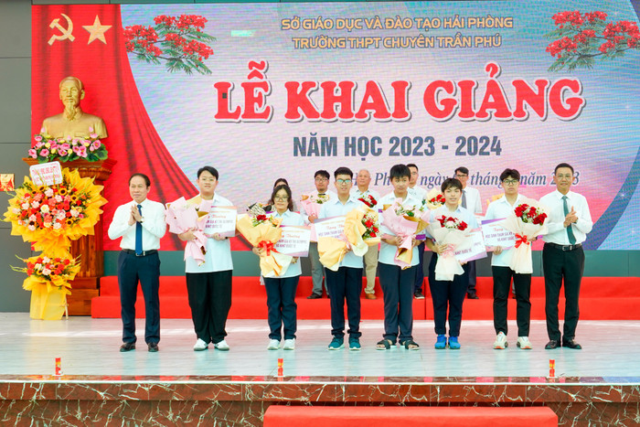 Ông Lê Tiến Châu - Bí thư Thành uỷ Hải Phòng, ông Bùi Văn Kiệm - Giám đốc Sở Giáo dục và Đào tạo trao thưởng cho học sinh đạt thành tích cao trong học tập (Ảnh: LT)
