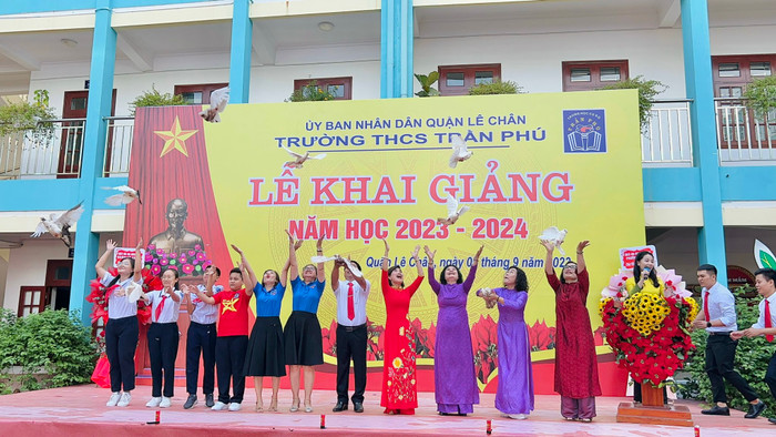 Trong lễ khai giảng của Trường THCS Trần Phú, các đại biểu cùng thầy cô giáo nhà trường đã thả chim bồ câu - biểu tượng của hoà bình, của sự thành công và bảo vệ môi trường - để đem những ước mơ, khát vọng của thầy và trò nhà trường bay cao, bay xa (Ảnh: MT)