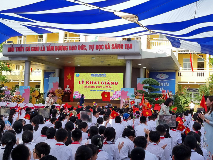 Học sinh Trường Trung học cơ sở Đà Nẵng (quận Ngô Quyền) khai giảng năm học mới (Ảnh: LT)