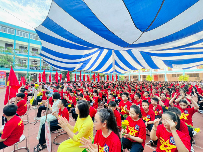 Bước vào năm học 2023-2024, Hiệu trưởng Trường THCS Trần Phú đề nghị các giáo viên nhà trường cần thực sự là một nhà giáo dục tiên tiến, không ngừng học hỏi và không vơi cạn niềm đam mê sáng tạo (Ảnh: MT)