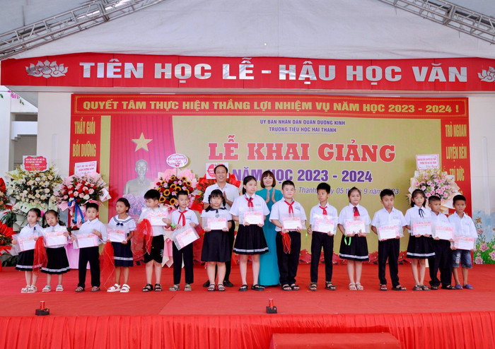 Ban đại diện cha mẹ học sinh nhà trường trao quà cho học sinh có hoàn cảnh khó khăn vươn lên trong học tập (Ảnh: LT)