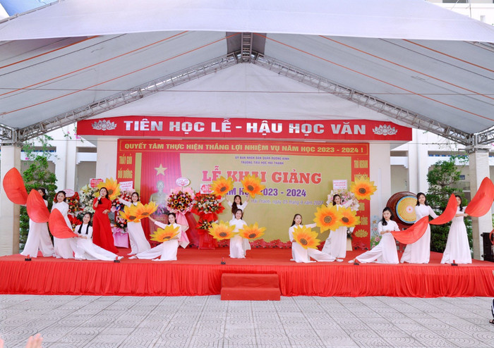 Lễ khai giảng của Trường Tiểu học Hải Thành diễn ra gọn nhẹ, trang trọng và ý nghĩa (Ảnh: LT)