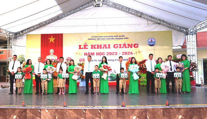 Các bậc phụ huynh tặng hoa giáo viên chủ nhiệm lớp 1 (Ảnh: Nguyên Lâm)