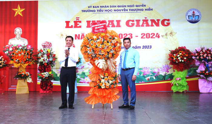 Ông Ông Nguyễn Quốc Thái - Phó chủ tịch Hội đồng nhân dân quận Ngô Quyền tặng hoa chúc mừng Trường Tiểu học Nguyễn Thượng Hiền nhân dịp khai giảng năm học mới (Ảnh: Nguyên Lâm)
