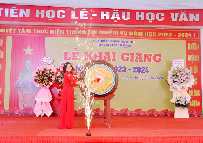 Cô giáo Vũ Thị Kim Vân - Hiệu trưởng Trường Tiểu học Hải Thành (quận Dương Kinh) đánh trống khai giảng năm học mới (Ảnh: LT)