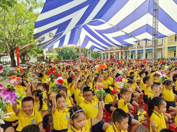 Học sinh Trường Tiểu học Thái Phiên (quận Ngô Quyền) hân hoan chào đón năm học mới 2023-2024 (Ảnh: LT)