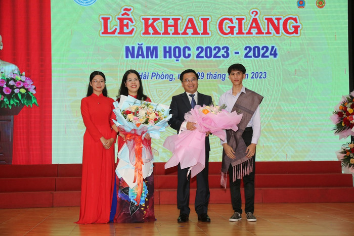 Đại diện tân sinh viên tặng hoa chúc mừng lãnh đạo nhà trường (Ảnh: LT) Đại diện tân sinh viên tặng hoa chúc mừng lãnh đạo nhà trường (Ảnh: LT)